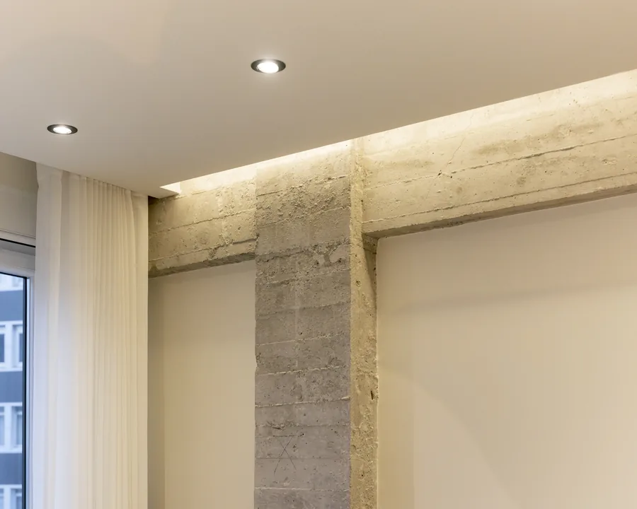 Detalle de pilar de hormigón visto con iluminación indirecta